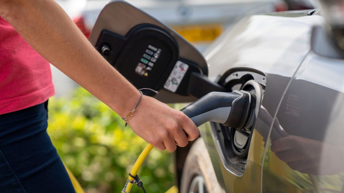 How Much Does It Cost to Charge an EV at Home in Oakville?